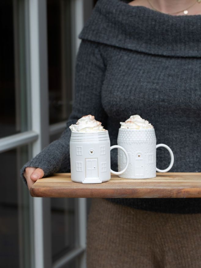 Když se venku ochladí, není nic lepšího než se zachumlat do deky, zapálit svíčku a dopřát si horké kakao se šlehačkou… A...