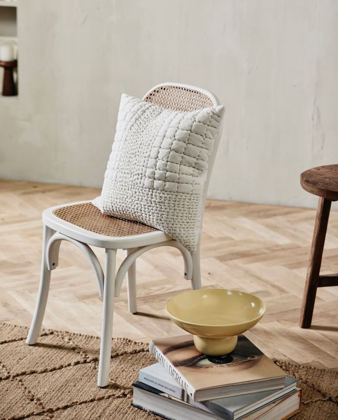 Polštář Saga zaujme na první pohled svým tkaným vzhledem a jemnou strukturou, která dodá prostoru hloubku a charakter....